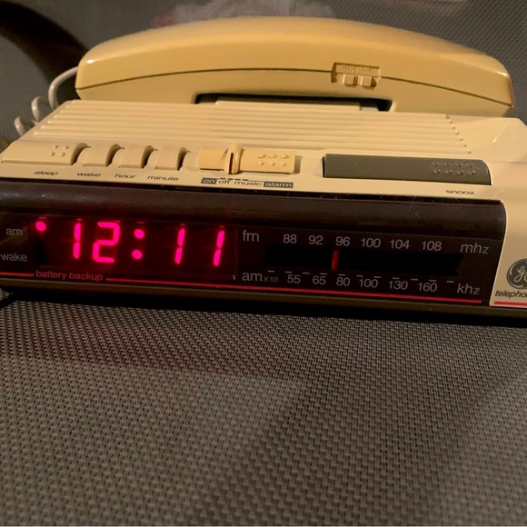 Vintage 1970s-80s GE telephone/clock radio *rare item, EUC pre-owned, works! - Picture 2 of 3